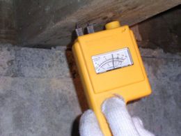 含水率計測器による木材の調査の写真