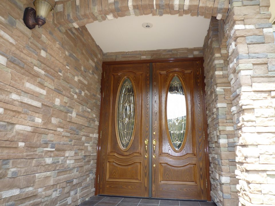 重厚な玄関ドアの高さは、なんと2m40cmもあります。 北欧仕様なので、断熱性能が非常に高く、省エネです。