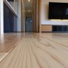 床材には、表面材に国産材厚単板を採用した「日本の樹 至高」（大建工業）を選びました。傷や汚れが付きにくく無垢が持つ風合いを再現した最高級グレードの床材です。