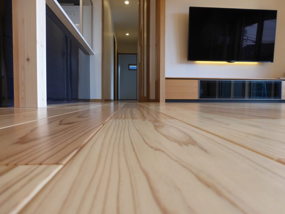 床材には、表面材に国産材厚単板を採用した「日本の樹 至高」（大建工業）を選びました。傷や汚れが付きにくく無垢が持つ風合いを再現した最高級グレードの床材です。