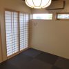 一部屋あると落ち着く和室です。紫色の天井と琉球風畳で高貴な印象に！床の間、仏間と押入もあります。