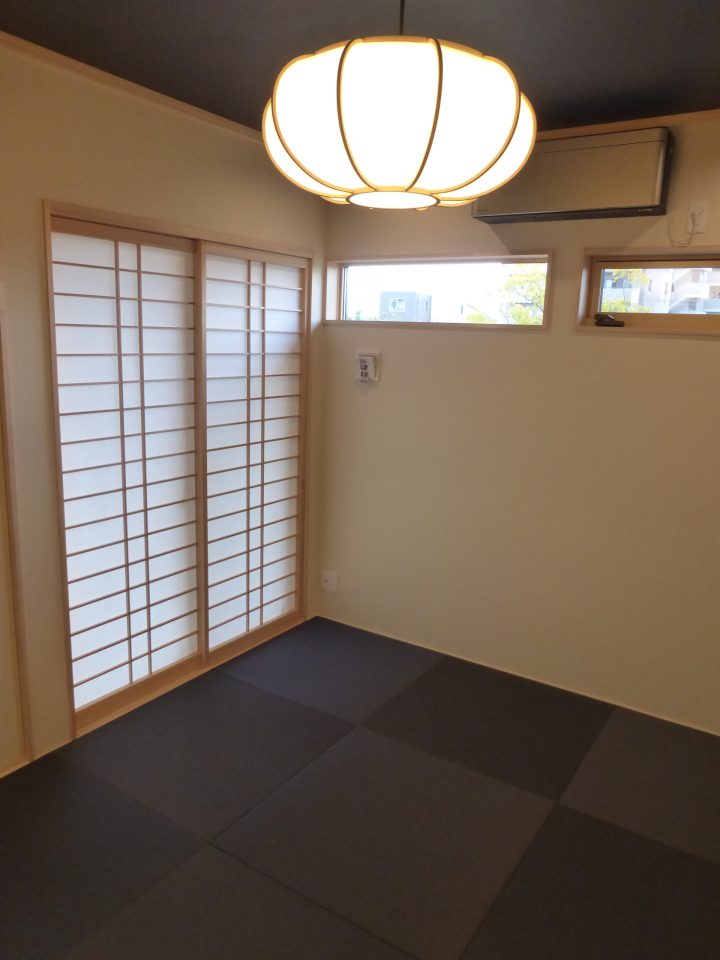 一部屋あると落ち着く和室です。紫色の天井と琉球風畳で高貴な印象に！床の間、仏間と押入もあります。