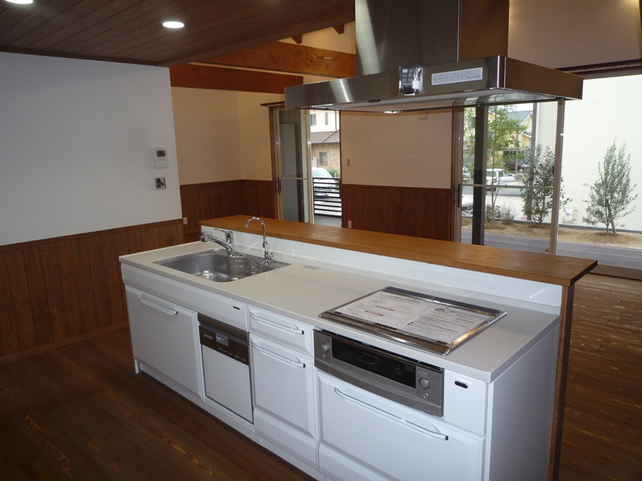 システムキッチンはタカラスタンダードの『リテラ』を選択、ＩＨクッキングヒーターと食器洗い乾燥機を装備