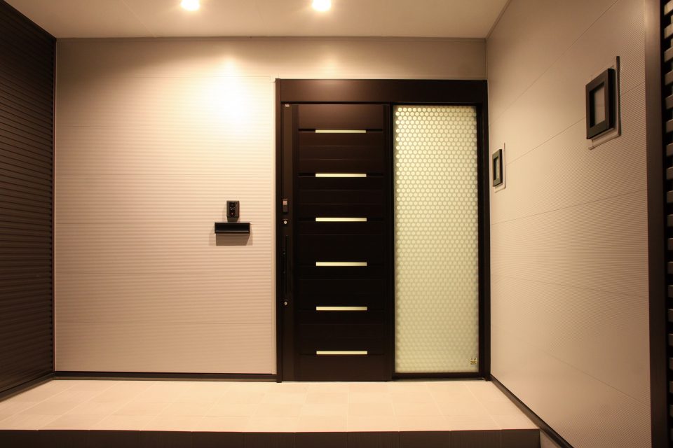 玄関ドアには トステムの「エルムーブ」を採用 １枚扉スタイルは、ドアに見えますが １枚扉のスライドの片引きです