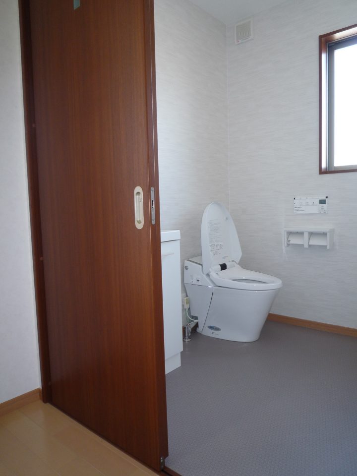 車椅子も入れるくらい 広いトイレです