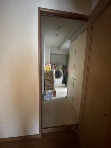 片開きドアだったので開けると隣の部屋に行くのに不便でした。