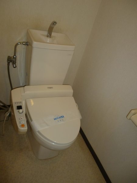 トイレ取替前、温水洗浄便座は便座横で操作するタイプでした。