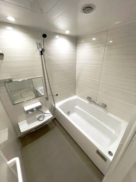 浴室はタカラスタンダードの「リラクシア」1416に取り替えました。向きを変えサイズもアップ！なによりシステムバスなので保温性が高く保てるようになりました