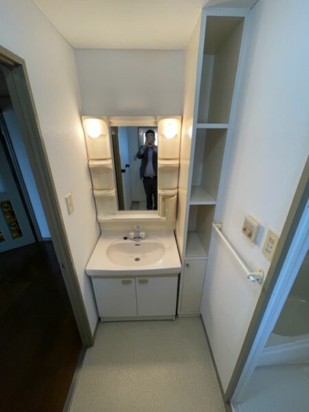 洗面台W600＋収納棚で、鏡は小さめでした。