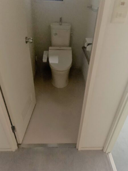普通の個室のトイレでした。