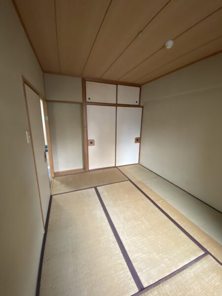畳と押入、襖のある一般的な和室でした。