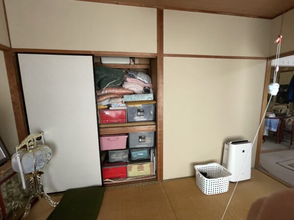 居間の隣は押入のある和室でした。