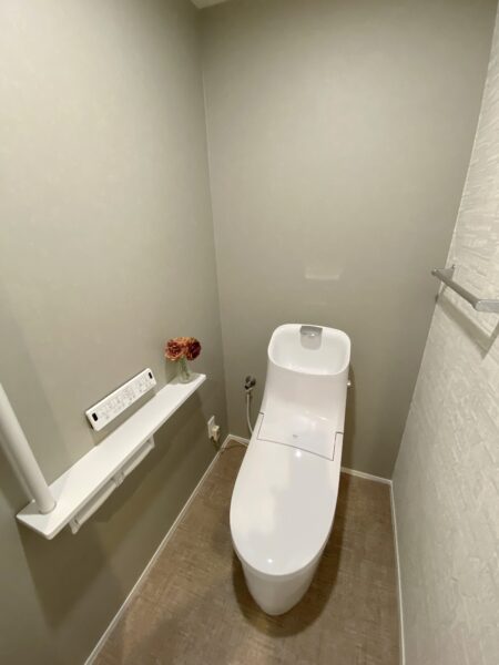 シャワートイレ一体型便器、リクシル「プレアスHS」に取り替えました。使いやすい高さの手洗い器付きです。