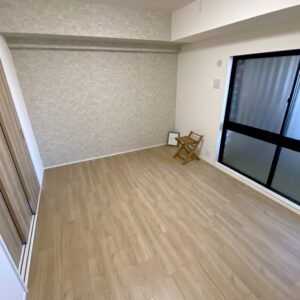 主寝室施工後：天井・壁・床貼替だけでなく、クローゼット扉も取り替えています。