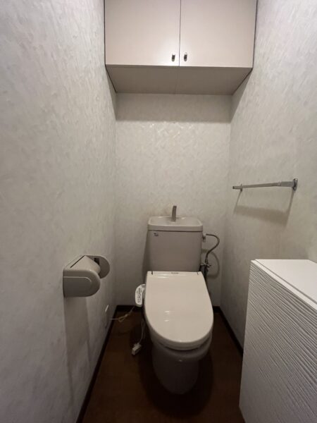 長年使用された便器は経年による古さが目立ち、空間全体にも年月を感じる印象でした
