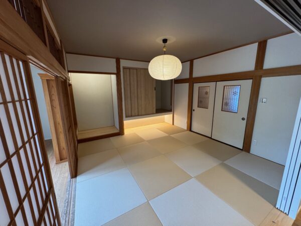 琉球畳を採用し、明るく落ち着きのある和室へ。和の趣を残しながら、すっきりとした心地よい和室へ生まれ変わりました
