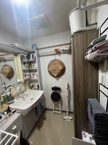収納スペースが不足しており、洗面用品や日用品が増えることで、脱衣スペースが手狭な状態でした