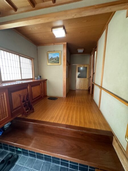 木の温もりが感じられる玄関ホール。経年により全体的に暗い印象となっていました