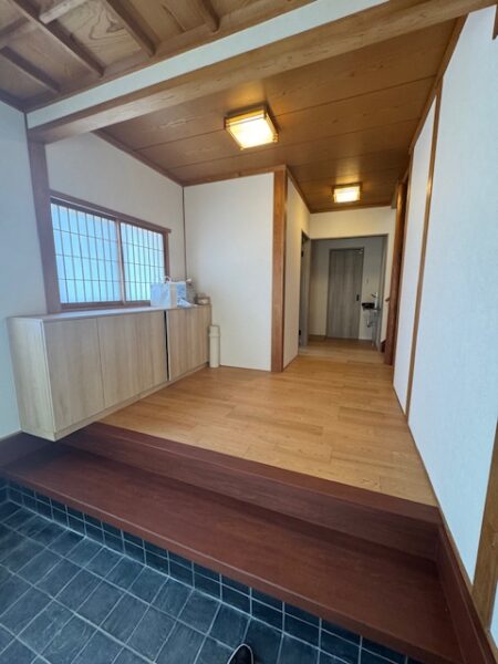 壁・床をリフォームし、明るく開放的な玄関ホールへ。木の温もりを活かした、すっきりとした空間に仕上げました