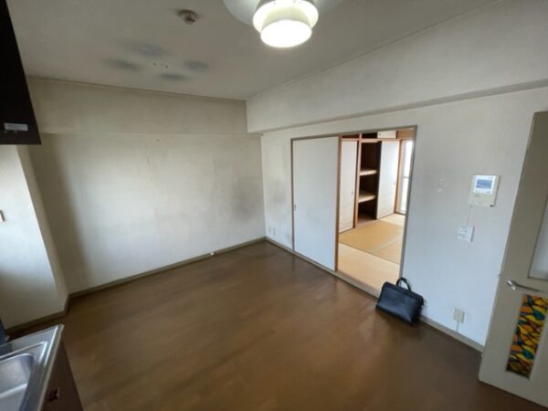 ダイニングルームと和室は壁と襖で分けられていました。