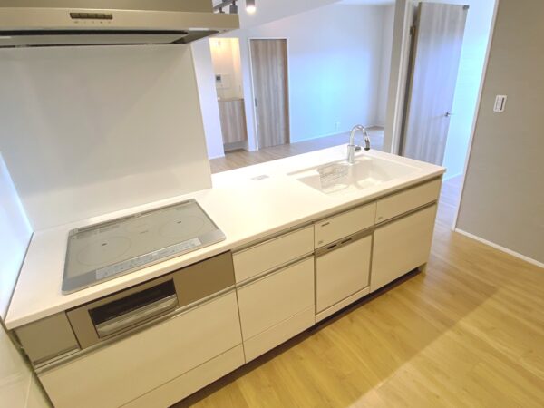 新しいキッチンは2290幅と少しコンパクトにしましたが、IHクッキングヒーター、食洗器など装備し使いやすくなっています。面材をホワイト系にしたので明るくなっています。