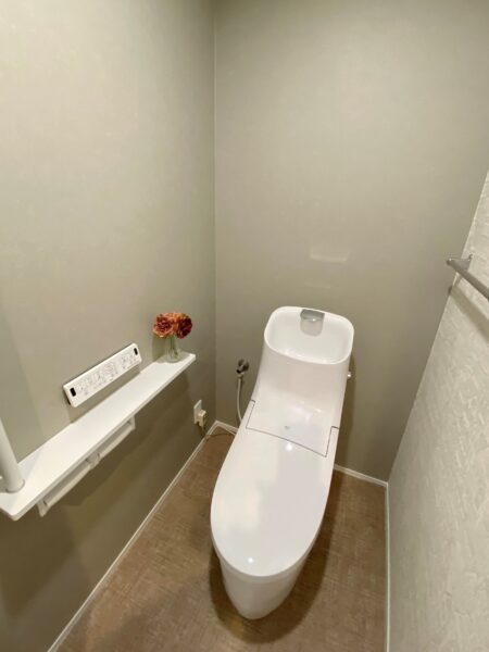 シャワートイレ一体型便器、リクシル「プレアスHS」に取り替えました。使いやすい高さの手洗い器付きです。