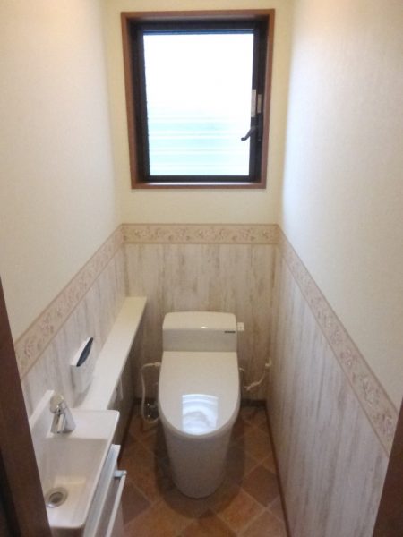 【トイレ：タカラスタンダード『ティモニ』に取り替え】 ロータンクタイプなのですっきり見えます。 壁クロスは暖かい雰囲気のものを選びました。
