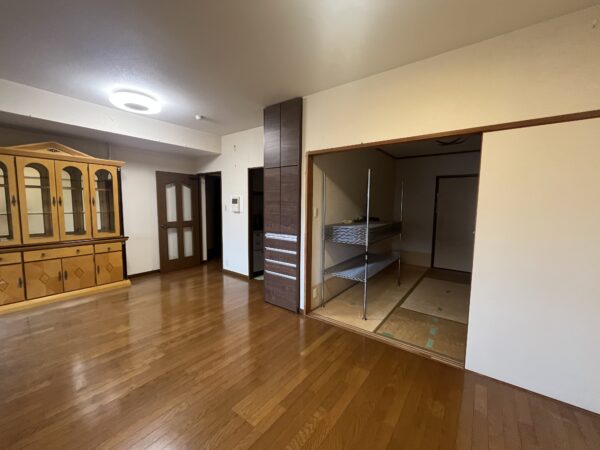 床や建具は茶系の落ち着いたトーンで統一されていましたが、リビングに隣接する和室は荷物置きとして使われており、空間を十分に活用できていない状態でした