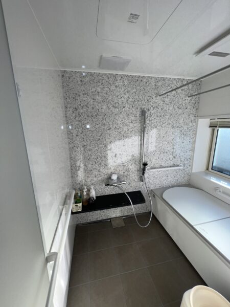 1620サイズのシステムバスへ。洗い場は広くなりホーローパネルに囲まれた浴室はお掃除が楽になりました。窓は高断熱アルミ樹脂複合窓なので断熱性能が高くなっています。