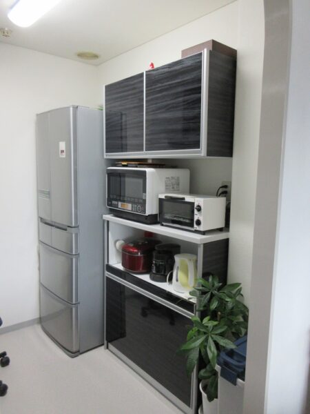 冷蔵庫と位置を換え、見た目スッキリな収納になりました。