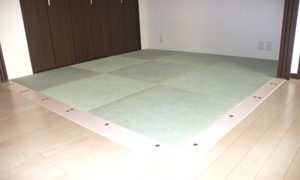 一部屋あるとうれしい和室、縁無しの琉球風畳を敷きました。 